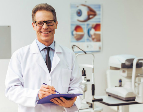 eye doctor who specializes in retinal detachment